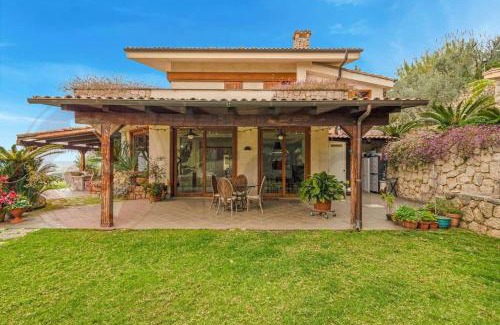 Formia Villa | Beachfront Retreat: Piccolo Paradiso with 9.4 Rating