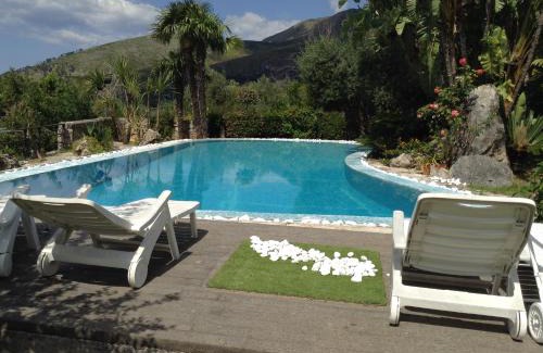 Formia Villa | Beachfront Retreat: Piccolo Paradiso with 9.4 Rating