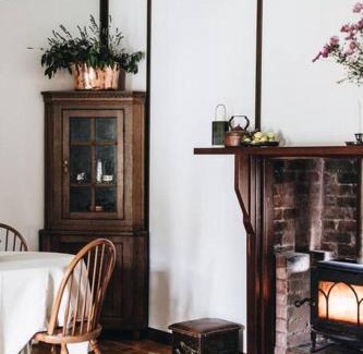 Basket Range House | Discover Family-Friendly Comfort at Pickers Hut - 4 Star Stay