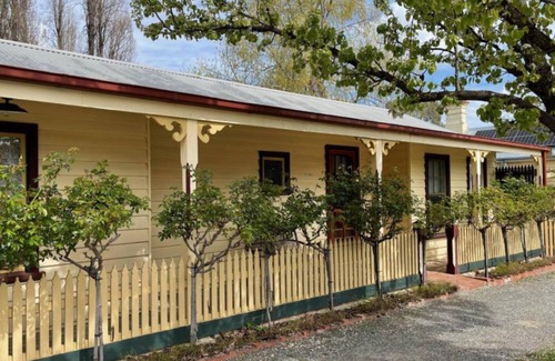 Beechworth Cottage | Discover Picketts Cottage: Ideal Retreat for Two Guests