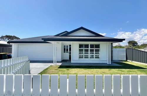 Waterhouse House | Discover Picketts of Robe - Centrally Located & Family Friendly