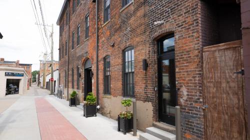 Covington Apartment | Discover Eight Unique Rooms at Pickle Factory Retreat