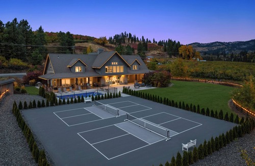 Leavenworth Cabin | Heated Pool & Pickleball: Guest Rated 10/10 Experience