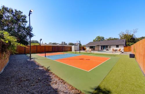 Northside House | Pickleball Paradise Retreat - 4 Bedrooms, 2,5 Baths - Houston Downtown, Houston Heights - Pickleball and Basketball Court, Pool, miniGolf, Karaoke, Fire Pit, BBQ, Billiards, Ping Pong, Hockey, King Bed
