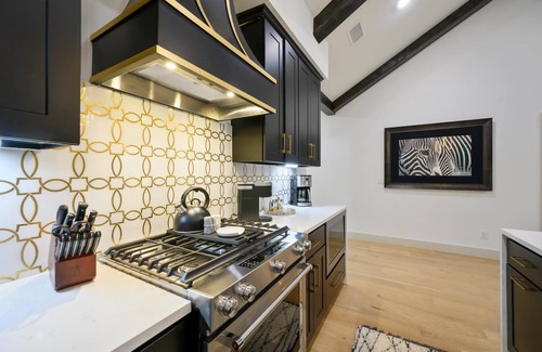 Broken Bow House | Pickleball, Pool, Splash Fountain ,Clubhouse , Walking Trails , Basketball