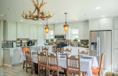 Granbury House | Family-Friendly Retreat with Pickleball & Boat Access