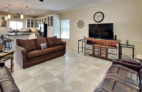 Palm Harbor House | Discover Pickled Pirate: Pet Friendly & Kayak Adventures Await!