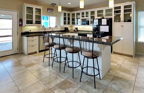 Palm Harbor House | Discover Pickled Pirate: Pet Friendly & Kayak Adventures Await!