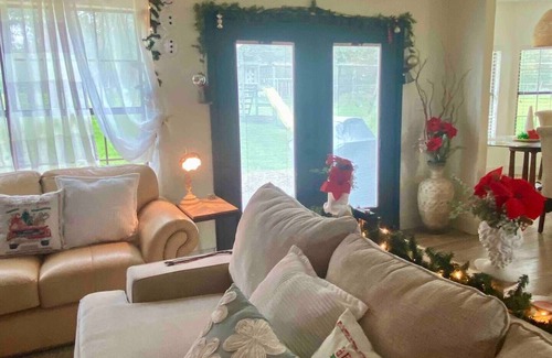 Cedar Creek House | Unforgettable Stay at Pickles & Cheese Chateau - 10/10 Rating