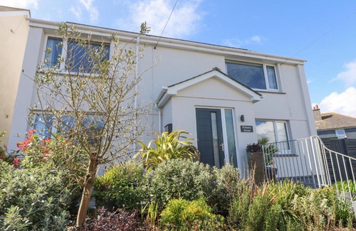 Looe House | Discover Pickney House: Pet-Friendly 4-Star Getaway