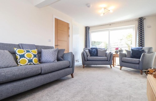 Looe House | Discover Pickney House: Pet-Friendly 4-Star Getaway