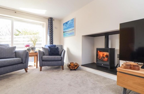 Looe House | Discover Pickney House: Pet-Friendly 4-Star Getaway