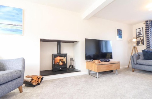 Looe House | Discover Pickney House: Pet-Friendly 4-Star Getaway