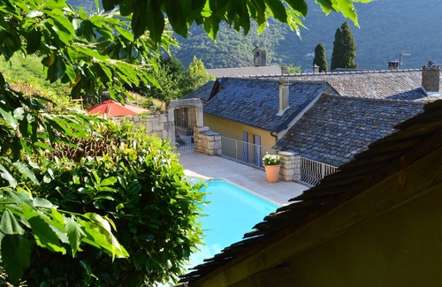 Saint-Martin-de-Lansuscle House | Unforgettable Family Retreat with Private Pool & Spa