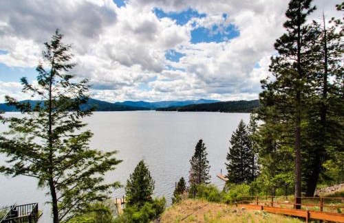 Coeur d'Alene House | Scenic Panoramic Paradise with Hot Tub & Family Amenities