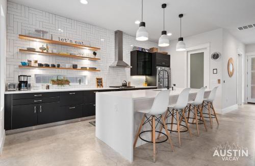 East Cesar Chavez House | Trendy Vibes Just Minutes From Rainey - Family Friendly Stay