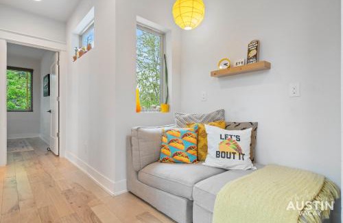 East Cesar Chavez House | Trendy Vibes Just Minutes From Rainey - Family Friendly Stay