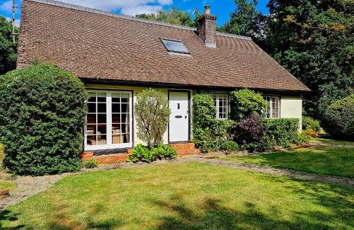 Lingfield House | Idyllic 4-Bed Cottage in Lingfield, Surrey - Pet Friendly