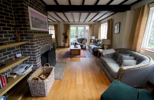 Lingfield House | Idyllic 4-Bed Cottage in Lingfield, Surrey - Pet Friendly