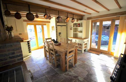 Lingfield House | Idyllic 4-Bed Cottage in Lingfield, Surrey - Pet Friendly