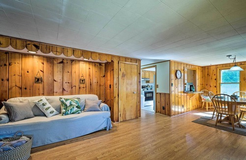 Hinsdale Cottage | Idyllic Cottage with Sunroom & Lake Views on Ashmere Lake