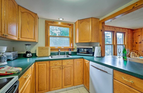 Hinsdale Cottage | Idyllic Cottage with Sunroom & Lake Views on Ashmere Lake