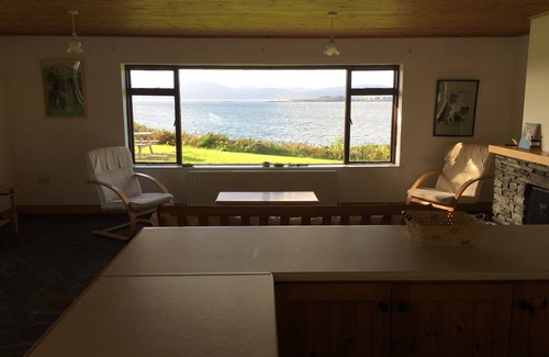 Durrus House | Cozy Retreat at Bantry Bay with Private Beach Access