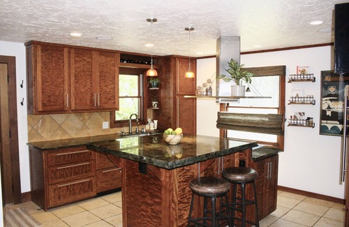 Annandale Cabin | Scenic Lake Home with Entertainment Lodge & Top Guest Ratings