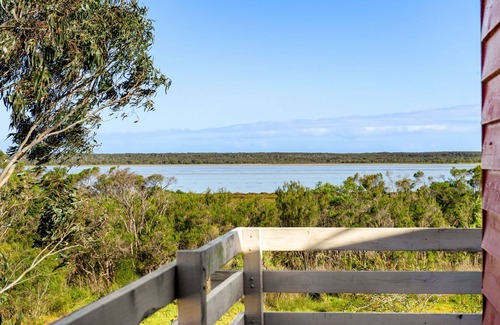Loch Sport House | Tranquil Lakeside Retreat with Scenic Views and Modern Amenities