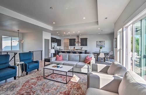 Stratford Cottage | Scenic Moses Lake House with Pool & Boating Dock