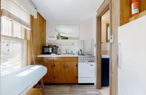 Alton Bay Cottage | Picturesque Bay-Front Studio with WiFi & Kitchenette