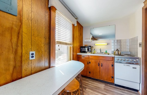 Alton Bay Cottage | Picturesque Bay-Front Studio with WiFi & Kitchenette
