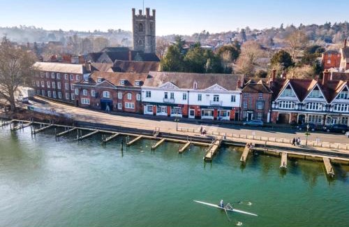 Henley-on-Thames Apartment | Scenic Thameside Apartment with Child-Friendly Amenities