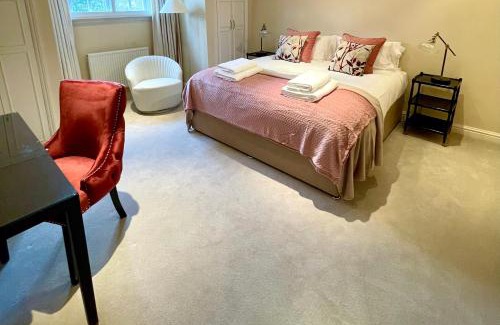 Henley-on-Thames Apartment | Scenic Thameside Apartment with Child-Friendly Amenities