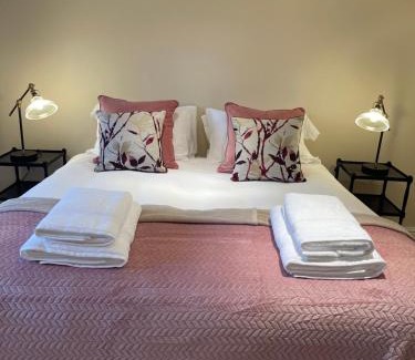 Henley-on-Thames Apartment | Scenic Thameside Apartment with Child-Friendly Amenities