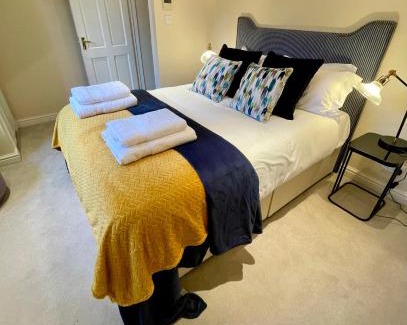 Henley-on-Thames Apartment | Scenic Thameside Apartment with Child-Friendly Amenities