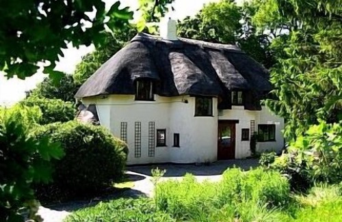 Fiddington Cottage | Scenic 4-Bedroom Cottage with Ocean View & Pool