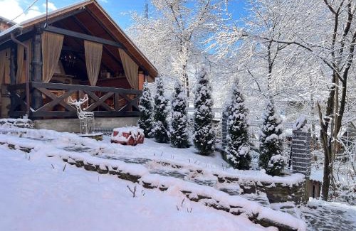 Volovets Cabin | Family-Friendly Retreat at Pid Playem with Hot Tub Access