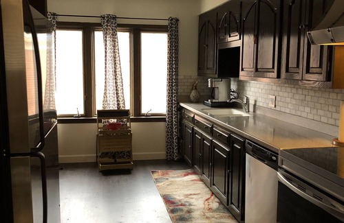 Grosse Pointe Apartment | Tranquil Pied-a-Terre: 1BR with Breakfast & Kitchen