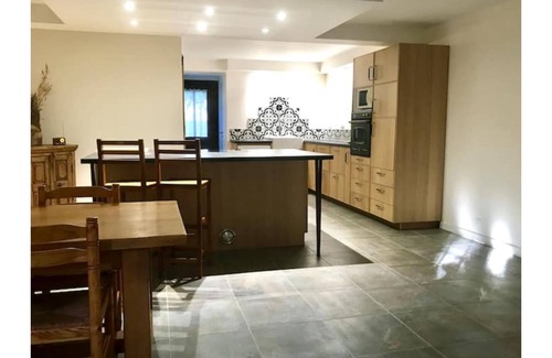 Saint-Saturnin-les-Avignon Apartment | Discover Pied à terre: Ideal for Ventoux Bike Enthusiasts