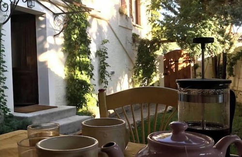 Saint-Saturnin-les-Avignon Apartment | Discover Pied à terre: Ideal for Ventoux Bike Enthusiasts