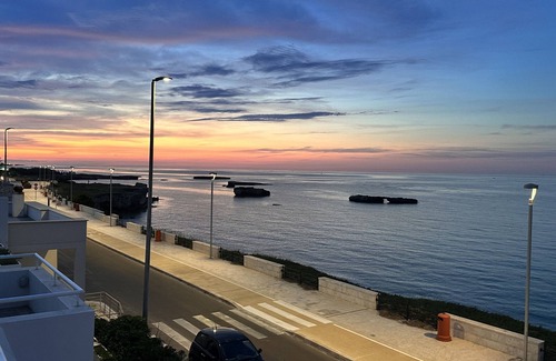 San Foca Apartment | Pieds dans l’eau: Beachfront Apartment with Ocean Views