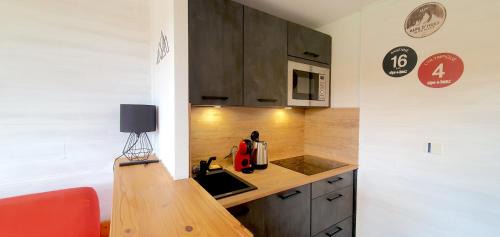 Bergers Apartment | Charming Les Mélèzes: Ski-In Access & Ocean View Rooms