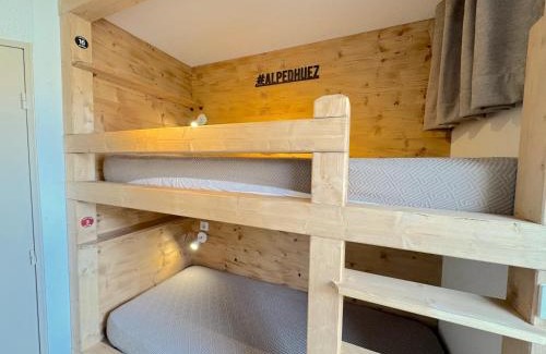 Bergers Apartment | Charming Les Mélèzes: Ski-In Access & Ocean View Rooms