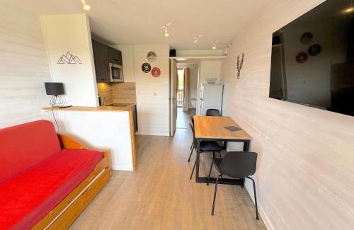 Bergers Apartment | Charming Les Mélèzes: Ski-In Access & Ocean View Rooms