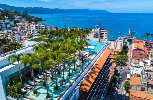 Romantic Zone Apartment | Modern Luxury at Pier 57 with Oceanfront Rooftop Pool
