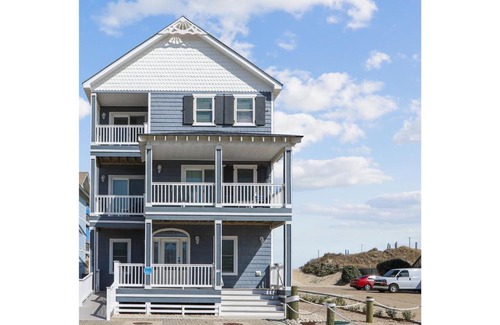 Nags Head House | Relax at Pier View Oasis with Pool and Pet-Friendly Perks