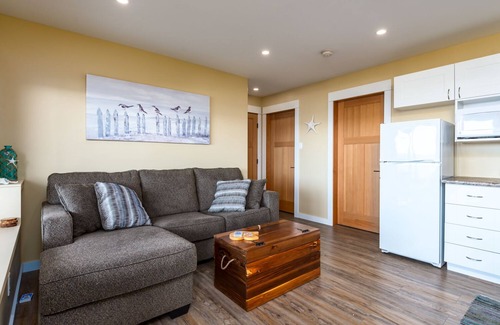Campbell River House | Pier View Suite: Breathtaking Oceanfront Retreat