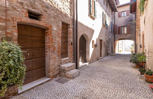 Bedizzole Apartment | Guest Rated: Piero Dry Gin Apartment with Top Reviews