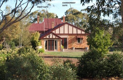 Hamilton Bed & Breakfast | Discover Pierrepoint Accommodation: Rated 9/10 & Family-Friendly